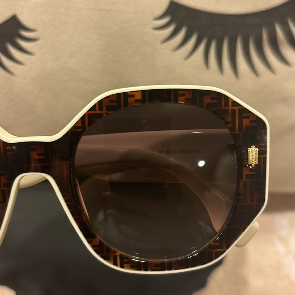 FENDI ☀️ sunglasses - Picture 6 of 9